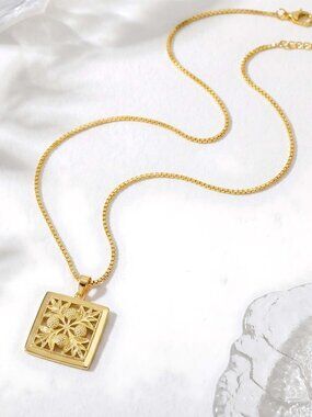 Gold Hawaiian Ulu Quilt Necklace